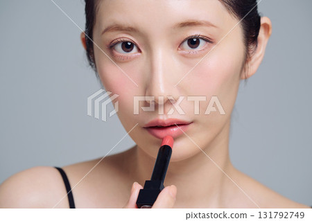 應用口紅的女人 131792749
