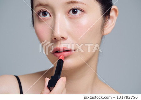 應用口紅的女人 131792750