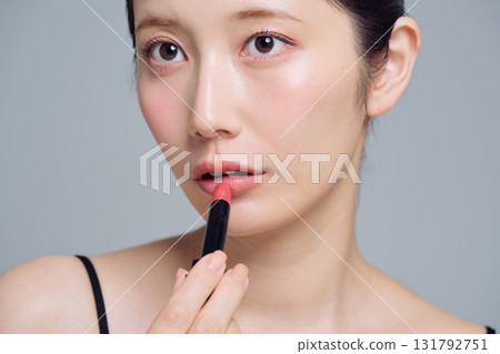 應用口紅的女人 131792751