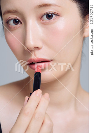 應用口紅的女人 131792752