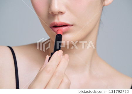 應用口紅的女人 131792753
