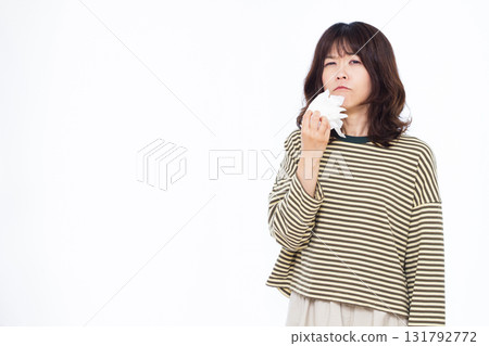 擤鼻涕的女人 131792772