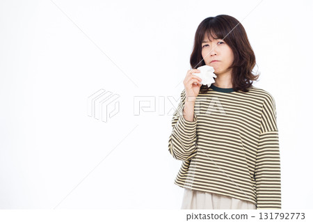 擤鼻涕的女人 131792773