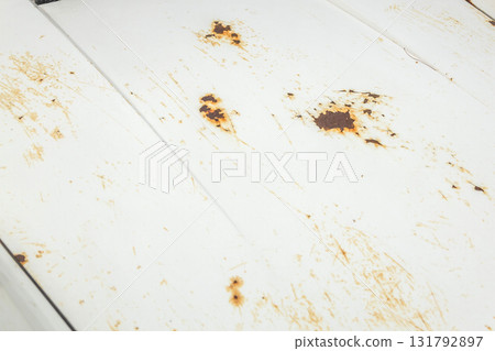 車上的鏽跡和刮痕 舊車生鏽的鐵板 131792897