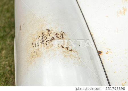 車上的鏽跡和刮痕 舊車生鏽的鐵板 車上的鏽跡和刮痕 舊車生鏽的鐵板 131792898