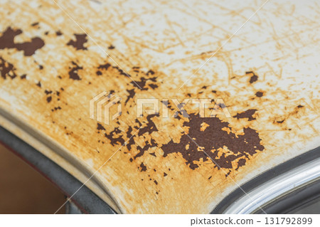 車上的鏽跡和刮痕 舊車生鏽的鐵板 131792899