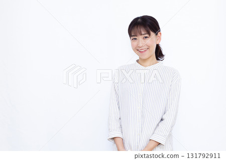一個女人帶著微笑 一個女人帶著微笑 131792911