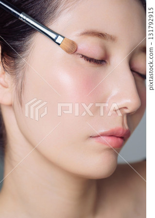 一位女士化妝的特寫鏡頭 131792915