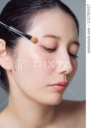 一位女士化妝的特寫鏡頭 131792917