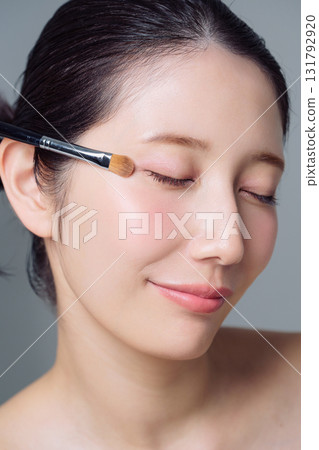 一位女士化妝的特寫鏡頭 131792920