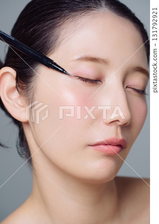 一位女士化妝的特寫鏡頭 131792921