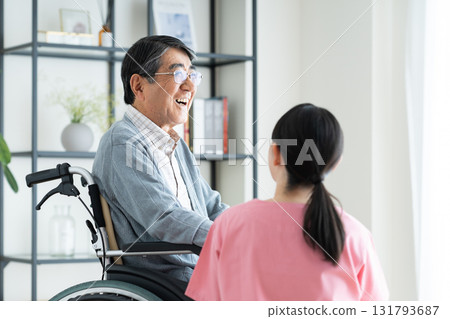輪椅和護理員的老人 輪椅和護理員的老人 131793687
