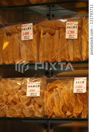 香港德輔道一家乾魚店出售的魚鰾。很貴很貴的中國菜叫“魚膽” 131793711
