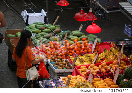 在露天市場出售的水果,如橙子。其中大部分是進口的。 在露天市場出售的水果,如橙子。其中大部分是進口的。 131793725