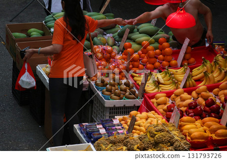 在露天市場出售的水果，如橙子。其中大部分是進口的。 131793726