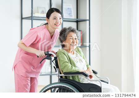 坐在輪椅上的高級婦女和一名經過認證的工人 131794474