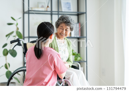 坐在輪椅上的高級婦女和一名經過認證的工人 131794479