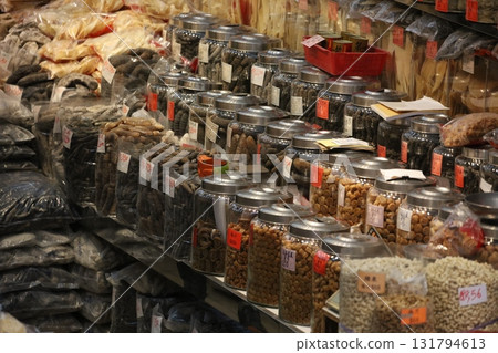 在香港德勝西路的一家豪華乾糧店出售優質食品。許多乾食品不知道它們的用途 131794613