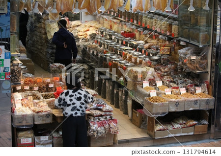 在香港德勝西路的一家豪華乾糧店出售優質食品。許多乾食品不知道它們的用途 131794614