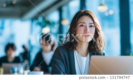 一位年輕女子在時尚的共享辦公空間工作 一位年輕女子在時尚的共享辦公空間工作 131794747