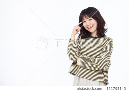 微笑著思考的女人 131795143