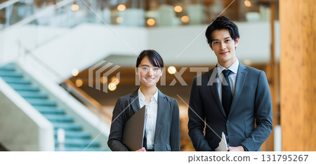 在辦公室工作的商務人士 131795267