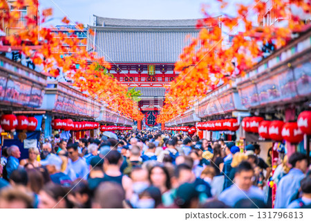 日本東京城市景觀：入境旅遊持續進行......就像在國外一樣......淺草寺擠滿了外國遊客=10月10日 131796813
