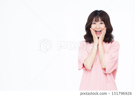 Surprised woman 131796926