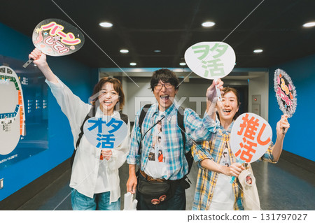 idol, event, men and women of all ages 131797027