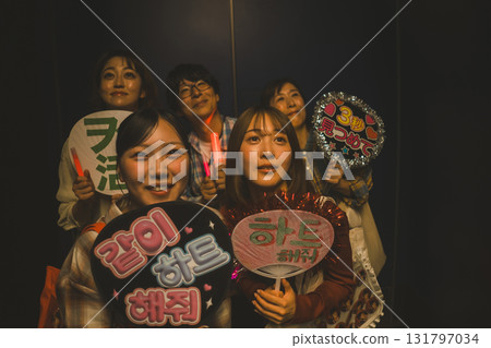 fan, female, lady 131797034