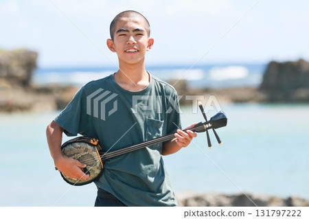 沖繩人在沖繩海灘上演奏三線琴 131797222