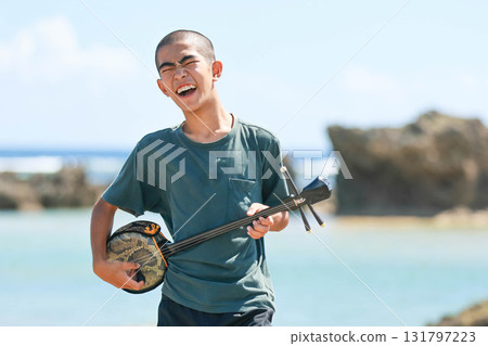 沖繩人在沖繩海灘上演奏三線琴 131797223
