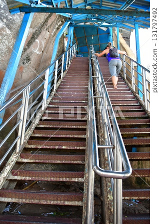 緬甸，波帕山，土著納特宗教的聖地，湯卡拉特，通往寺廟的台階 131797492