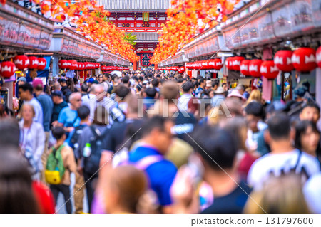 Tokyo cityscape in Japan: Inbound tourism continues... It's like a foreign country... Sensoji Temple bustling with foreign tourists = October 10th Tokyo cityscape in Japan: Inbound tourism continues... It's like a foreign country... Sensoji Temple bustling with foreign tourists = October 10th 131797600
