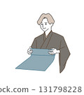 一名在和服店工作的男子手裡拿著一捲布料 131798228