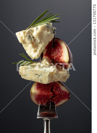 Blue cheese with fresh figs and rosemary. 131798778