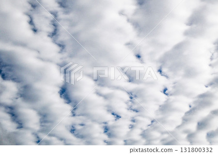 秋日天空飄浮著罕見的波浪雲(一種層積雲) 秋日天空飄浮著罕見的波浪雲(一種層積雲) 131800332