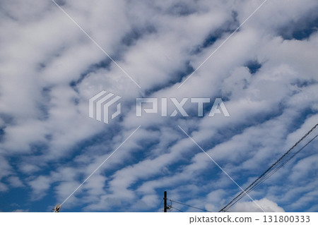 秋日天空飄浮著罕見的波浪雲（一種層積雲） 131800333