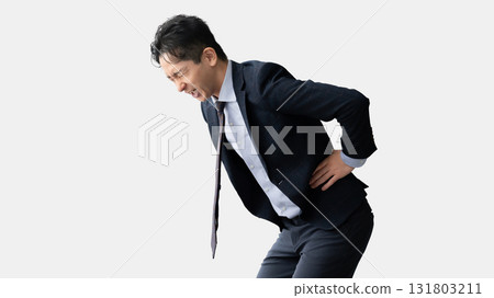 患有背痛的男性商人 131803211