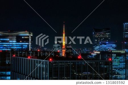 東京鐵塔和觀景台的夜景 131803592