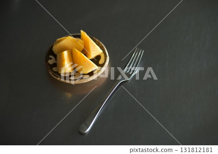 將切好的柿子放入小碗中 將切好的柿子放入小碗中 131812181