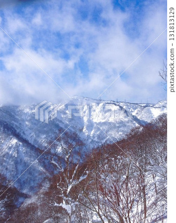 壯麗的雪山和蔚藍的冬日天空 壯麗的雪山和蔚藍的冬日天空 131813129