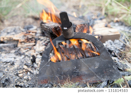 燒掉壞掉的鋤頭柄來更換它 131814583