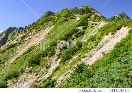初秋時節從唐松山八方尾根山脊看到的壯麗景色（夏山、初秋） 131815684