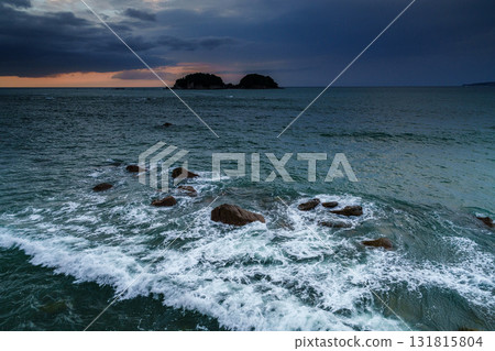 Sunset peeking through the clouds and white waves crashing on the rocks⑧ Sunset peeking through the clouds and white waves crashing on the rocks⑧ 131815804