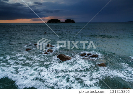Sunset peeking through the clouds and white waves crashing on the rocks ⑨ Sunset peeking through the clouds and white waves crashing on the rocks ⑨ 131815805