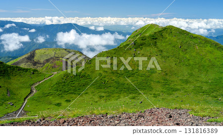 [Akita Komagatake] View of Mt. Otokodake and Mt. Metokodake from the summit 131816389