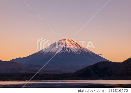 山梨縣 本棲湖夕陽映照下的富士山 131816470