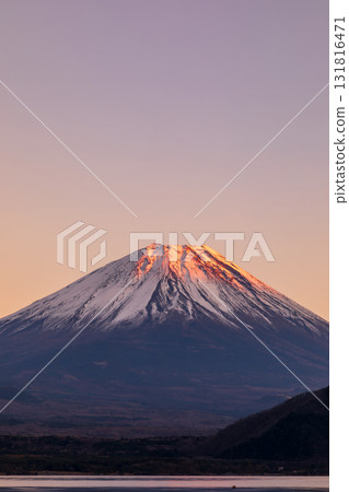 "Yamanashi Prefecture" View of Mount Fuji dyed in the sunset over Lake Motosu 131816471