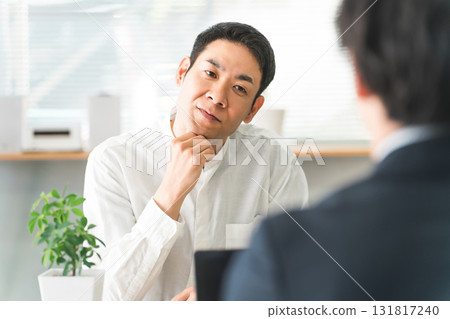 一位中年亞洲男性顧客在諮詢台參加商務會議時考慮、擔憂、思考 一位中年亞洲男性顧客在諮詢台參加商務會議時考慮、擔憂、思考 131817240